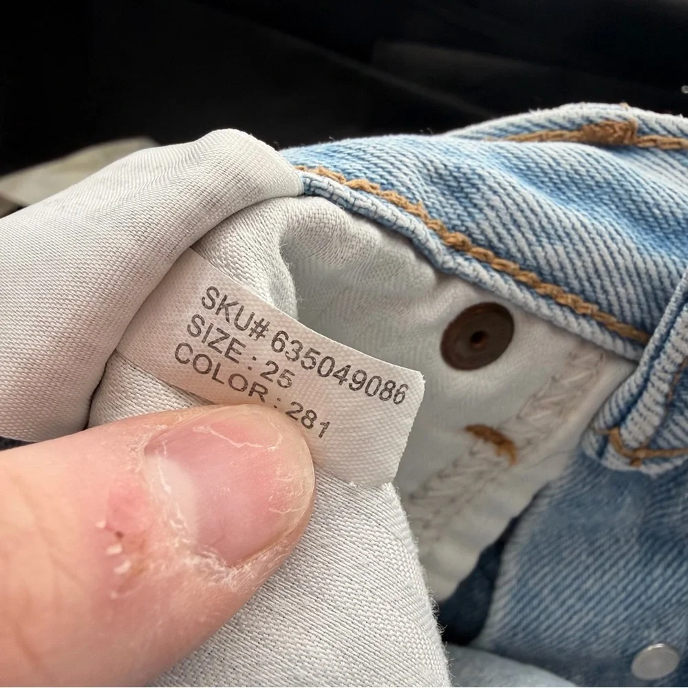 Abercrombie & Fitch High Rise 9” Short Women’s Light Wash Distressed Denim 0 - Picture 7 of 8